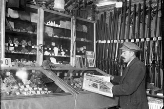 Ein Erzgebirger und seine rätselhaften Schätzchen - Bruno Gebhardt in der ursprünglichen Sammlung, zu der auch viele Waffen gehörten.