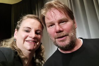 Ein Erzgebirgskrimi in Chemnitz: Wie Erzgebirger „Die letzte Note“ finden - Komparsin Sarah Seidel aus Hundshübel nutzte die Chance auf ein Selfie mit Schauspieler Kai Scheve.