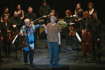 Ein etwas anderes Konzert: Mit Beatbox und Trickkiste - Violinist Gidon Kremer und die Kremerata Baltica traten in Dialog mit Robert Wicke, Clown vom Zirkus Roncalli, der dem Konzert mit seinen Darbietungen eine ganz eigene Färbung gab. 