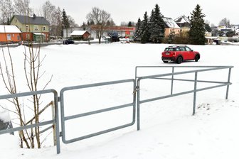 „Ein Euro tut keinem weh“: Großes Echo auf Parkgebühren am Großhartmannsdorfer Teich - Parken am Badeteich in Großhartmannsdorf soll künftig nicht mehr kostenfrei sein.