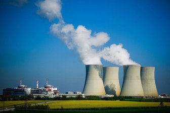 „Ein Experiment mit unserer Heimat“: So kontrovers debattierte der Landtag über das geplante Atomkraftwerk am Erzgebirge - Das Atomkraftwerk Temelín in Südböhmen mit seinen vier gigantischen Kühltürmen verbraucht viel Wasser. Tschechien plant am Fuß des Erzgebirges ein neues AKW.