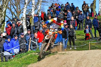 Ein Fahrer versüßt das Jubiläum von Enduro-Urgestein Harald Sturm - In Dahlen zeigte Kevin Nieschalk vor großer Zuschauerkulisse sein Können.