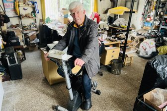 Ein Fahrrad, das Wasser kocht: der Energie-Erlebnispfad von Flöha - Auf einem Fahrrad abstrampeln, um damit Energie zu erzeugen - Jürgen Werner macht es in seiner Hobbywerkstatt vor.