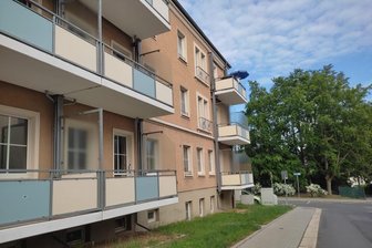 Ein Fall für den Dachdecker: Volksbank-Gebäude mit Dachschaden - In der Forststraße 84, ein Mehrfamilienhaus oberhalb der Karl-Marx-Grundschule, rücken demnächst Bauarbeiter an.