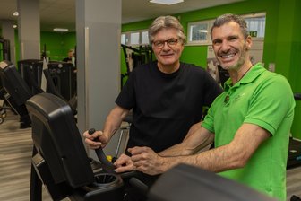 Ein Fall für Peter Escher im Vogtland: Darum war der bekannte MDR-Moderator im Fitnessstudio in Treuen - Der ehemalige MDR-Moderator Peter Escher (links) hat auf Einladung von Betreiber Sven Plänitz das neue Fitnessstudio in Treuen besucht. Beide teilen die Begeisterung für Sport und Gesundheit.
