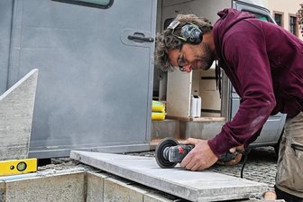 Ein Fall für Spezialisten: Steinmetz macht Kalksteine des Kriegerdenkmals in Rochlitz wieder schick -