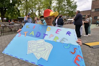 Ein Ferienprojekt der besonderen Art ist zu Ende gegangen: die Spielstadt Mini-Zwickau - Ganz ohne Presse geht es auch in Mini-Zwickau nicht, beweist der achtjährige Conner Schwalm.