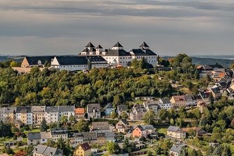 Ein Fest auf der Burg und in der Stadt - Das Schloss Augustusburg, fotografiert mit einer Drohne. 
