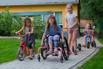 Ein Fest für alle Muldaer: 15 Jahre Kinderarche Sachsen in der Gemeinde - Das Christliche Kinderhaus „Ankerplatz“ in Zethau ist innen und außen barrierefrei.