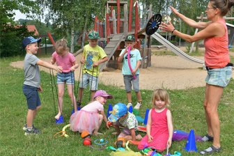 Ein Fest für die Bewegung: Kinder der Kita Naundorf bereiten Sport-Event vor - Erzieherin Grit Berger (r.) probiert mit Linus, Aik, Anton und Elena in der Kita Naundorf einige Geschicklichkeitsübungen aus.