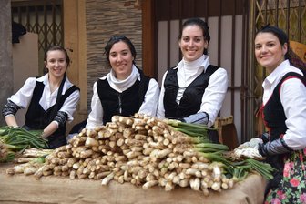 Ein Festival für die Königin der katalanischen Küche - Hola! Diese jungen Damen bereiten das Fest zu Ehren der Calçots in Valls vor.