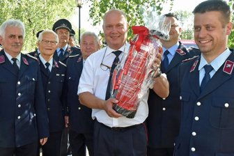 Ein Feuerlöscher zum Abschied - Der scheidende langjährige Kreisbrandmeister Gerald Nepp (Mitte) erhielt auf seiner Abschiedsfeier viele Geschenke, so von den Kameraden der freiwilligen Feuerwehren Lichtenberg und Weigmannsdorf/Müdisdorf erhielt er einen Feuerlöscher, gefüllt mit süffigem Löschwasser. Der Jungrentner konnte sich auch über viele andere Geschenke, darunter Reiseschecks, freuen. Die Musikanten der Feuerwehrkapelle Niederbobritzsch schenkten ihm gleich ein Konzert.