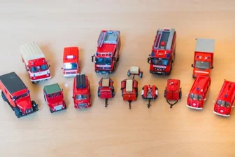 Ein Feuerwehrfuhrpark als Nachbau im Kleinformat - Diese Modelle hat Stefan Wagner als Abbild des Fuhrparks der Freiwilligen Feuerwehr Adorf in Mini-Formatgefertigt.