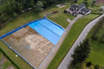 Ein Feuerwehrmann macht’s möglich: Kleines Schwimmbad im Erzgebirge kann doch noch öffnen - Das malerisch am Waldrand gelegene Freibad von Steinbach öffnet nun doch.