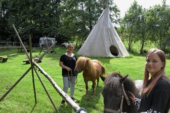 Ein Fleckchen Wildnis vor den Toren Lichtensteins - Nadine Obst und Tochter Amy kümmern sich um die Ponys. Nun sollen bald auch wieder Kita-und Grundschulkinder die Tiere füttern, streicheln und auf ihnen ausreiten.