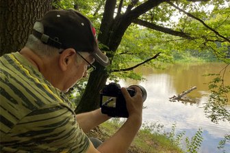 Ein Fotograf aus Frankenberg und seine wunderschönen Bilder - Klaus Hornauer in Aktion in einem Teichgebiet zwischen Freiberg und Oederan: Für die Tierbilder ist oft Geduld nötig.