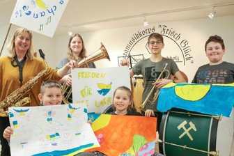 Ein Friedensengel aus Grünhainichen - Bläser spielen gegen den Krieg und haben bereits Bilder für den Frieden gemalt. 