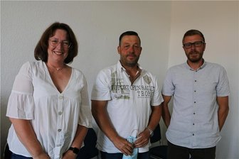 Ein Friedensrichter für drei Vogtland-Gemeinden gewählt - Glückwünsche von Michael Frisch (rechts) an Barbara Reuter und Jörg Theeg.