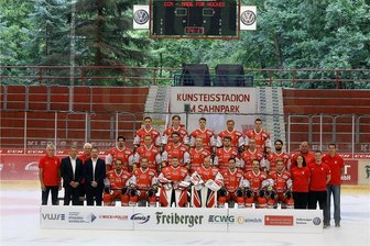 Ein frisches Dutzend für die Eispiraten - Das Team der Eispiraten Crimmitschau für die Saison 2018/19. Hintere Reihe (jeweils von links nach rechts): Viktor Braun, Marius Demmler, Benjamin Kosianski, Philipp Halbauer, Patrick Klöpper. Mittlere Reihe: Mannschaftsleiter Klaus Schietzold, Tomas Kubalik, Adam Poldruhak, Christian Hilbrich, Rob Flick, Ole Olleff, Vincent Schlenker, Carl Hudson, Trainer KIm Collins, Teamarzt Hendrik Baum. Vordere Reihe: Teamarzt Matthias Modes, Teammanager Ronny Bauer, Geschäftsführer Jörg Buschmann, Patrick Pohl, André Schietzold, Brett Kilar, Sebastian Albrecht, Dominic Walsh, Felix Thomas, Christoph Kabitzky, Physiotherapeutin Alina Köhler, Fitnesstrainer Sebastian Modes.