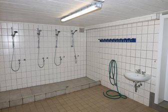 Ein Fußballclub aus dem Vogtland und sein Sorgenkind: Wer jetzt wie hilft - Der Duschtrakt im Vereinsheim des BC Erlbach 1919.