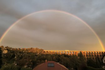 Ein ganz besonderer Schnappschuss: Die Sonne küsst das Wahrzeichen des Vogtlands - 