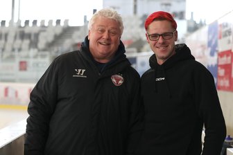 Ein ganz besonderes Eishockey-Derby für Klaus Schietzold: Warum der Füchse-Mannschaftsbetreuer in der Eispiraten-Kabine war - Plauderstunde kurz vor dem Derby: Klaus Schietzold (links), Mannschaftsbetreuer der Lausitzer Füchse, trifft auf seinen Kollegen Norman Markert aus Crimmitschau.