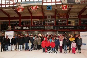 Ein ganz besonderes Eispiraten-Training: Profis aus Crimmitschau holen kleine und große Fans mit auf das Eis - Gemeinsam auf dem Eis: Zwischen Profis und Fans hat es zum Familien-Eislauftag am Samstag keine Berührungsängste gegeben.