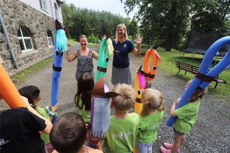 Ein ganz besonderes Haus wird 20 Jahre: Wohngruppen für Kinder in Lichtenberg feiern Jubiläum - Gemeinsam mit den Kindern proben die Betreuer im Haus Lichtenberg einen Tanz für das 20-jährige Jubiläum.