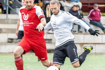 "Ein ganz komisches Gefühl" - Oftmals zu spät kamen die Kicker der SpG Mitteldorf/Neuwürschnitz in der Partie gegen den Spitzenreiter aus Zschorlau, die die Gäste mit 6:2 für sich entschieden. Auch in dieser Szene kann Peter Sroka (l.) den Zschorlauer Robin Pollmer nicht am Torschuss hindern.