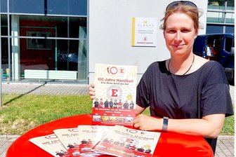 Ein ganzer Stadtteil feiert: HC Einheit Plauen wird 100 Jahre alt - Sabrina Lukas vom geschäftsführenden Vorstand des HC Einheit Plauen präsentiert die Chronik.