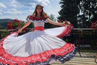 „Ein ganzes Leben in einem Jahr“: Was eine junge Erdmannsdorferin in Costa Rica erlebt hat - Helene Weiß hat sich als Souvenir ein traditionelles Tanzkleid aus Costa Rica mit nach Deutschland gebracht.