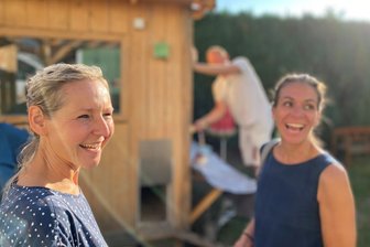 Ein Garten Eden für alle Lengenfelder - am Sonntag ist große Eröffnungs-Party - Wer begeistern will, muss begeistert sein. Frederike Eisenkolb (links) und Marlen Preßler sind die Köpfe hinter dem Café Mehrwert am Lengenfelder Markt und dem neuen Mitmachgarten am Tischendorfplatz. Zwei Frauen, die voller Ideen und Tatendrang stecken - und die am Sonntag auch im Hühnerhof des Gartens Rede und Antwort stehen.