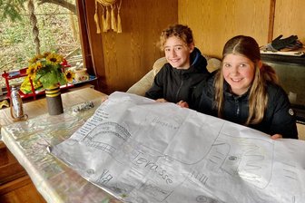 Ein Garten für die Jugend: In einem Dorf im Erzgebirge wird dieser Wunsch jetzt Wirklichkeit - Freuen sich auf den Jugend-Garten in Wildbach: Magdalena Schulz (l.) und Anna Beier gehören zu den Ideengebern für das Projekt, das nun Wirklichkeit werden soll. Dazu hatten die Freundinnen gleich zu Beginn einen Masterplan für das Grundstück mit Laube zu Papier gebracht.