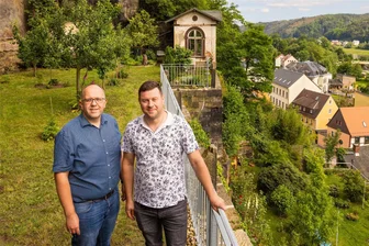 Ein Gartenparadies über den Dächern von Bad Schandau - Ein Garten über drei Terrassen mit Blick über Bad Schandau ist das Juwel von Holger Trogisch (l.) und André Hilger.