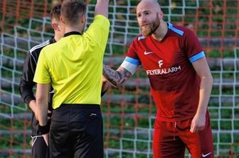 Ein gebrauchter Tag für Meerane - Die Karten saßen in der zweiten Hälfte beim Spiel zwischen dem Meeraner SV und Lok Zwickau in der Fußball-Landesklasse locker. Auch MSV-Kapitän Felix Petzold sah den gelben Karton. Später gab es noch einen Platzverweis gegen die Meeraner.