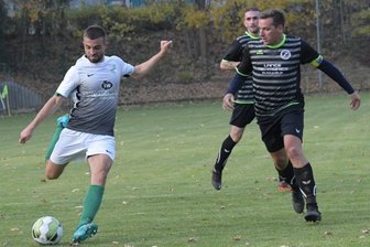 Ein gebrauchtes Wochenende - Thalheims Robert Nitzsche (l.) setzt sich in dieser Szene gegen den erfahrenen Reinsdorfer Carsten Pfoh durch. Der 37-Jährige war früher unter anderem für den FSV Zwickau und Auerbach in der Regionalliga aktiv.