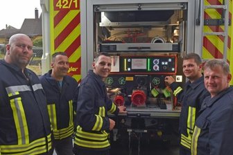 Ein Geburtstagsgeschenk für 365.000 Euro - Wehrleiter Enrico Zschocke (2. v. links), Ronny Voigt (l.), Martin Seifert (Mitte), Tobias und Andreas Naumann (r.) freuen sich über ihr neues Einsatzfahrzeug. 