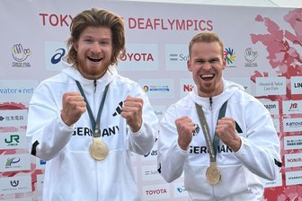 Ein gefühlter Olympiasieg für Zwickau: Volleyballer des Gehörlosensportvereins gewinnt Gold in Tokio - Tobias Franz (rechts) und Henrik Templin (links) ist die Freude über ihren Triumph von Tokio anzusehen.