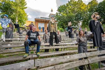 Ein Gemeinschaftswerk: „Unter dem Milchwald“ von Dylan Thomas mit 70 Puppen auf der Chemnitzer Küchwaldbühne - Regisseur und Theaterleiter Michael Schmidt (ohne Puppe) bei einer Probe mit Ensemblemitgliedern der Gruppe „Die Unglaublichen“ und ihren Puppen. Diese kommen beim Stück „Unter dem Milchwald“ zum Einsatz.