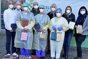 Ein Geschenk mit Zuversicht: Bescherung fürs Corona-Team in Adorfer Klinik - Spendenübergabe durch Vertreter der Chursachsen an das Team der Paracelsusklinik Adorf.