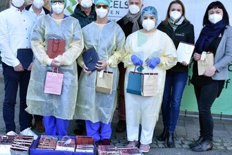 Ein Geschenk mit Zuversicht - Spendenübergabe durch Vertreter der Chursachsen an das Team der Paracelsusklinik Adorf.