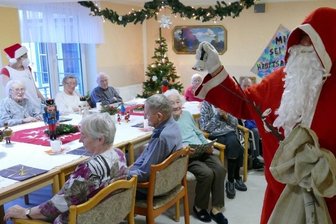 Ein Gläschen Sekt auf das Leben - Auch Heiligabend kommt der Weihnachtsmann zur Bescherung ins Zschopauer Seniorenzentrum.