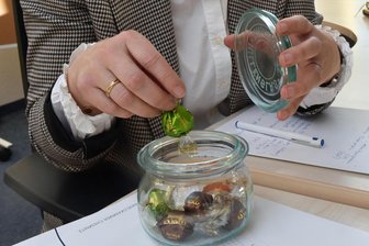 Ein Gläschen Süßes steht bei der IHK-Chefin nicht nur im Advent auf dem Schreibtisch - Dr. Cindy Krause ist Geschäftsführerin der IHK Regionalkammer Mittelsachsen. An ihrem Arbeitsplatz hält sie auch Nervennahrung bereit.