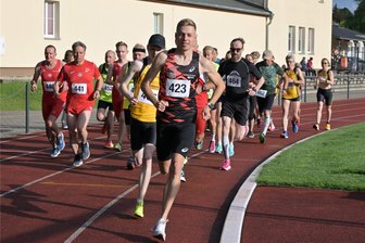 Ein Glauchauer bei der Leichtathletik-EM in Rom: Wer Tom Förster alles die Daumen drückt - Mitte Mai führte Tom Förster (Nummer 423) noch als Gaststarter das Feld bei der Vogtlandmeisterschaft in Lengenfeld an. Am Mittwochabend betritt er die große Leichtathletik-Bühne in Rom.
