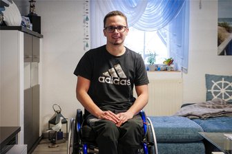 Ein Grippevirus veränderte alles: Wie Michel Fischer in Halsbrücke um ein neues Leben kämpft - Michel Fischer (34) wohnt derzeit im Haus seiner Eltern in Halsbrücke, das mit Schwellen provisorisch für seinen Rollstuhl eingerichtet ist. Bald möchte er in einer eigenen Wohnung neu starten.