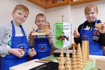 Ein großer Schritt im Jubiläumsjahr - Arno, Julien und Leonie (von links) gehören zu den jüngsten Schnitzern im Borstendorfer Verein. Das Trio hat über das Ganztagsangebot an der Leubsdorfer Grundschule sein Interesse für dieses Hobby entdeckt.