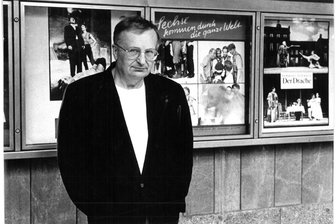 Ein großer Theatermann und ein großer Chemnitzer: Hartwig Albiro ist tot - Hartwig Albiro vor dem Chemnitzer Schauspielhaus, Anfang der 1990er-Jahre. Er ist am 31.Dezember in Chemnitz gestorben.