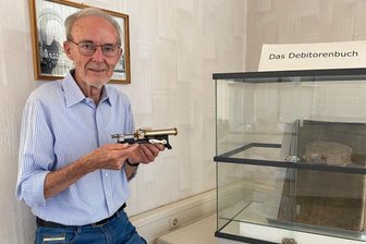 „Ein großes Stück Lebensinhalt geht verloren“: Hüter der verborgenen Schätze in der Papierfabrik Penig - Heiner Unger kümmert sich seit 20 Jahren um das Papiermacher-Kabinett der Papierfabrik. Ein besonderes Stück dort ist das Debitorenbuch.