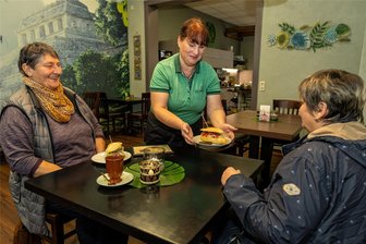 Ein halbes Jahr nach Eröffnung: Wie das erste mexikanische Café in Auerbach ankommt - Im Mai hat Reina Thümer (Mitte) mit ihrem Lebenspartner das Café Maya auf dem Altmarkt in Auerbach eröffnet. Inzwischen freuen sich die Gastronomen über die wachsende Nachfrage.