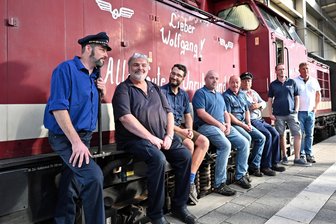 Ein halbes Jahrhundert für die Eisenbahn: Großer Bahnhof für einen besonderen Lokführer in Chemnitz - Nach knapp 50 Jahren Eisenbahn ist Schluss: Wolfgang Fischer (2. von links) wurde von ungezählten Freunden, Kollegen und Fans der Eisenbahn als Lokführer am Chemnitzer Hauptbahnhof verabschiedet.